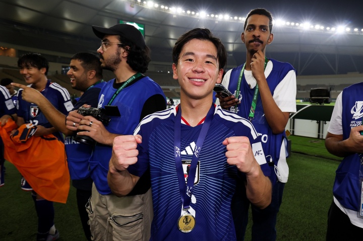 决赛对中国远射双响的小仓幸成来自法政大学，身高167身价2.5万欧